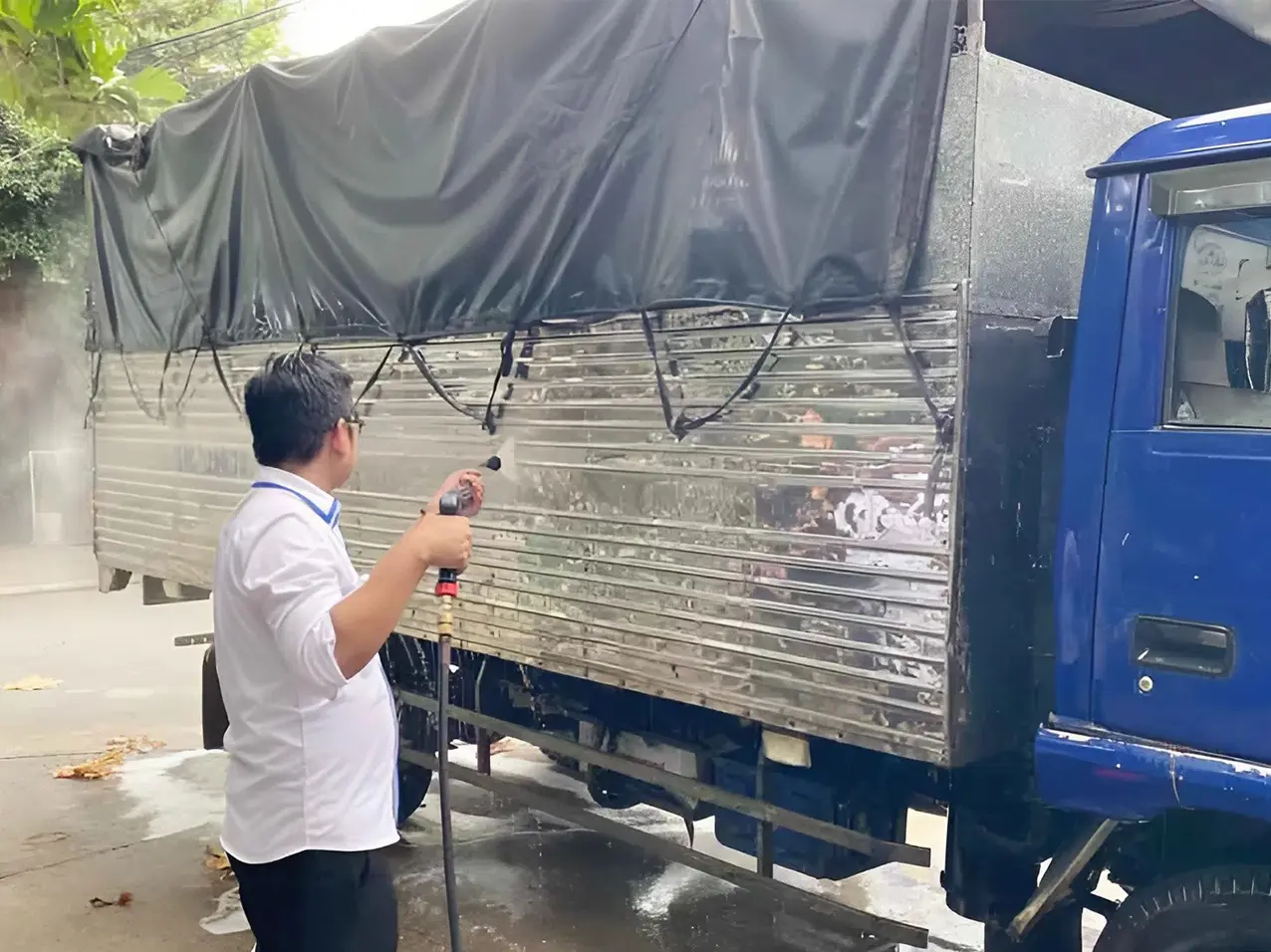 vệ sinh th&ugrave;ng xe tải
