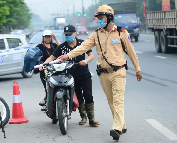 khấu trừ lương nộp phạt giao th&ocirc;ng