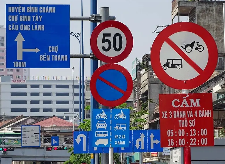 Cầm giờ cấm đường tr&ecirc;n nnhungwx th&agrave;nh phố lớn